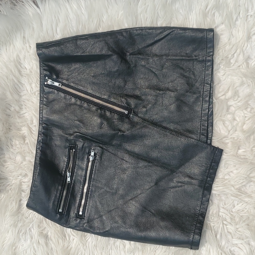 H&M black faux leather mini skirt with side zipper size 6